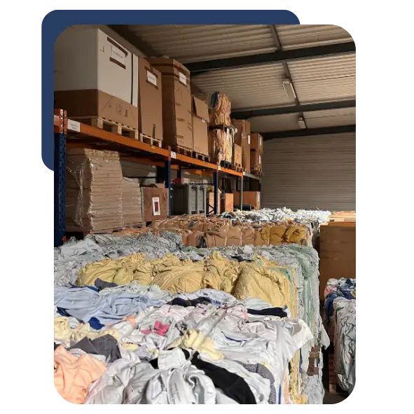 Entrepôt de stockage de balles de textiles avant recyclage